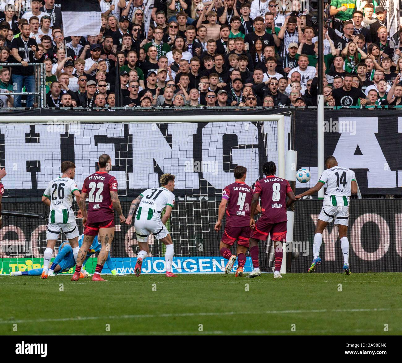 Sports, football, Bundesliga, 2024/2025, Borussia Moenchengladbach v. RB Leipzig 1-0, 29.03.2025, stade Borussia-Park, but gagnant Gladbach, F.L.t.r. Lukas Ullrich (MG), gardien Maarten Vandevoordt (RBL) couvert, David Raum (RBL), Tomas Cvancara (MG), Willi Orban (RBL), Amadou (RBL), Haidara) buteur de but par entête Alassane Plea (MG), LA RÉGLEMENTATION DU LDF INTERDIT TOUTE UTILISATION DE PHOTOGRAPHIES COMME SÉQUENCES D'IMAGES ET/OU QUASI-VIDÉO Banque D'Images