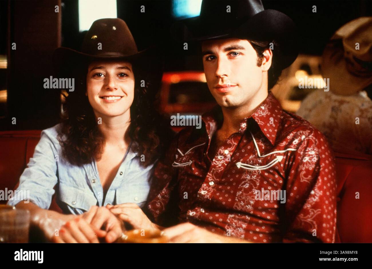 DEBRA WINGER et JOHN TRAVOLTA dans URBAN COWBOY (1980), réalisé par JAMES BRIDGES. Crédit : PARAMOUNT PICTURES / album Banque D'Images