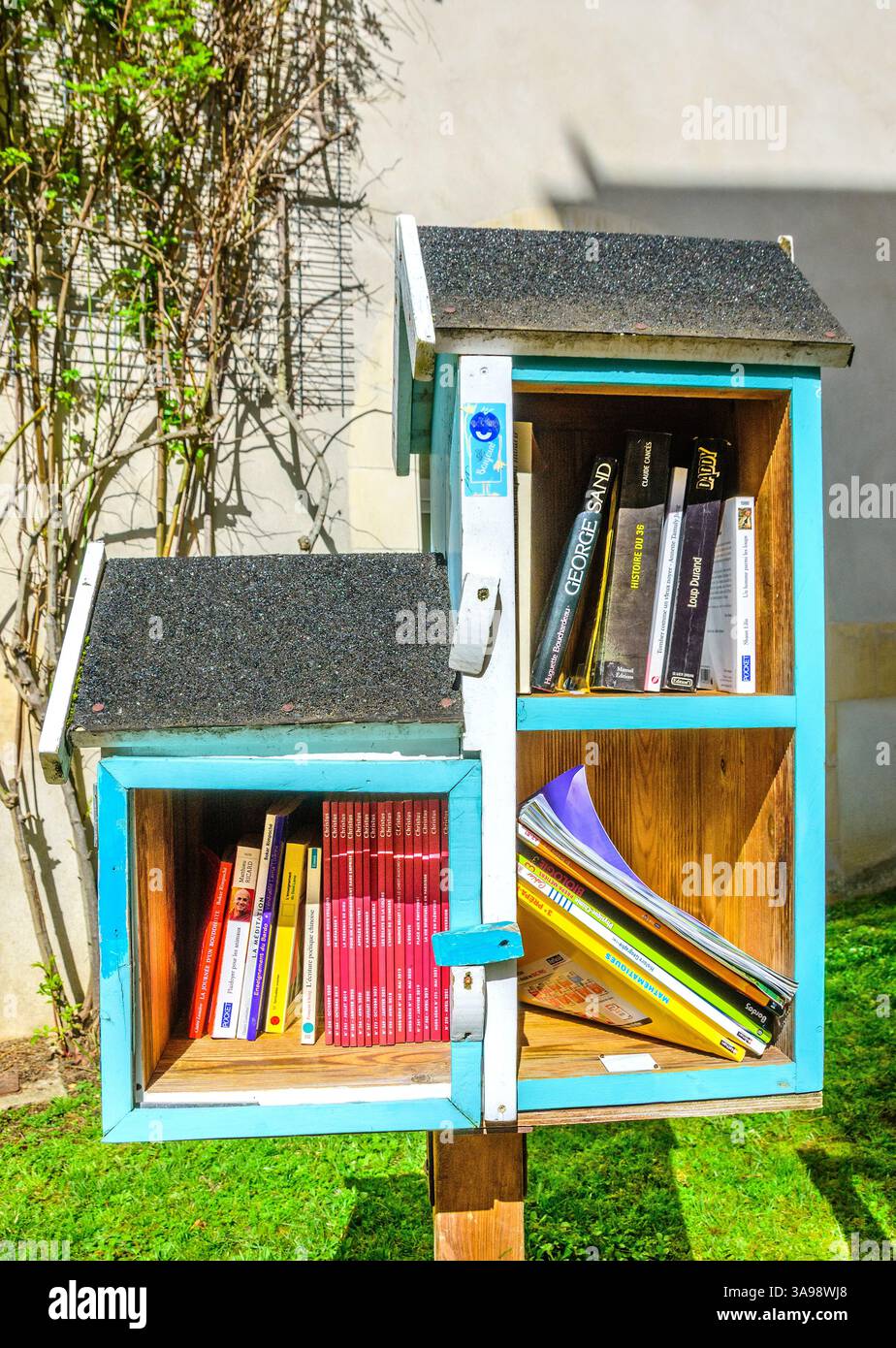 Petite bibliothèque gratuite dans des boîtes ressemblant à une petite maison - la Roche Posay, Vienne (86), France. Banque D'Images