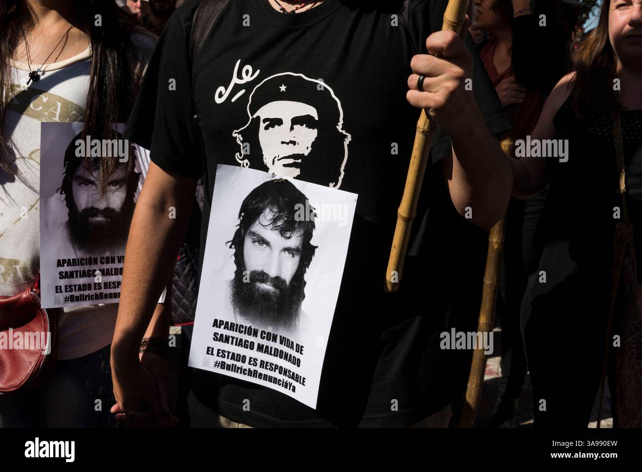 19 octobre 2017 - Buenos Aires, Argentine - les organisations sociales et politiques et les mères de la Plaza de Mayo marchent autour de la Pyramide de mai à la Plaza de Mayo, et demandent au gouvernement l'apparition de Santiago Maldonado. Mardi, un corps est apparu sur les rives de la rivière Chubut, qui pourrait être celui de la jeunesse disparue le 1er août 2017, les examinateurs sont en train de déterminer l'identification. (Crédit image : © Julietta Ferrario/ZUMA Wire/ZUMAPRESS.com) Banque D'Images