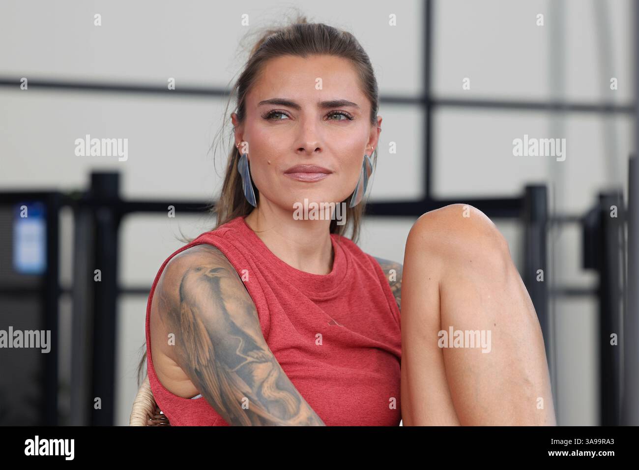 Alexander Zverev petite amie Sophia Thomalla regardant un match d'entraînement, Open d'Australie 2025, Melbourne Park, Melbourne, Victoria, Australie. Banque D'Images