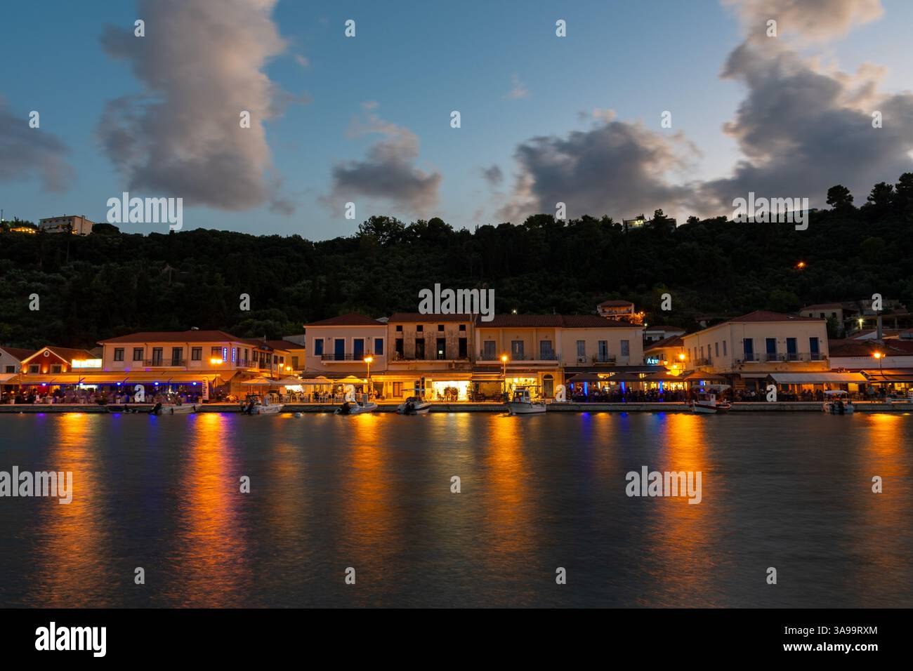 Katakolo, Grèce - 14 août 2022 : port de Katakolo la nuit Banque D'Images