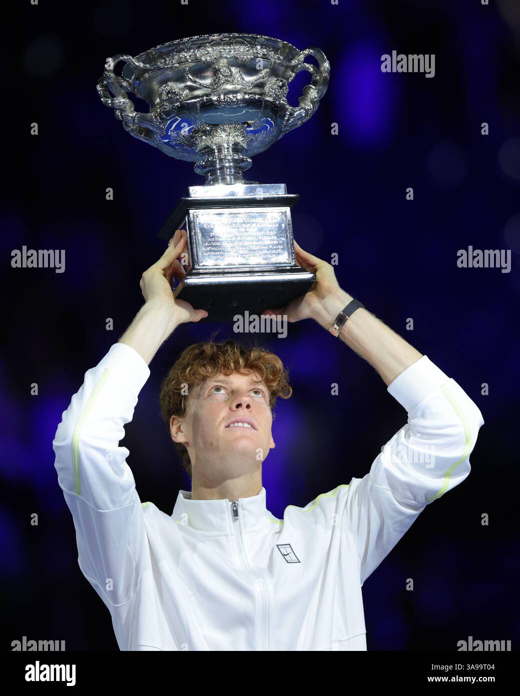 Jannik Sinner (ITA), vainqueur du Grand Chelem, remportant le trophée à l'Open d'Australie 2025 à Melbourne Park, Melbourne, Victoria, Australie. Banque D'Images