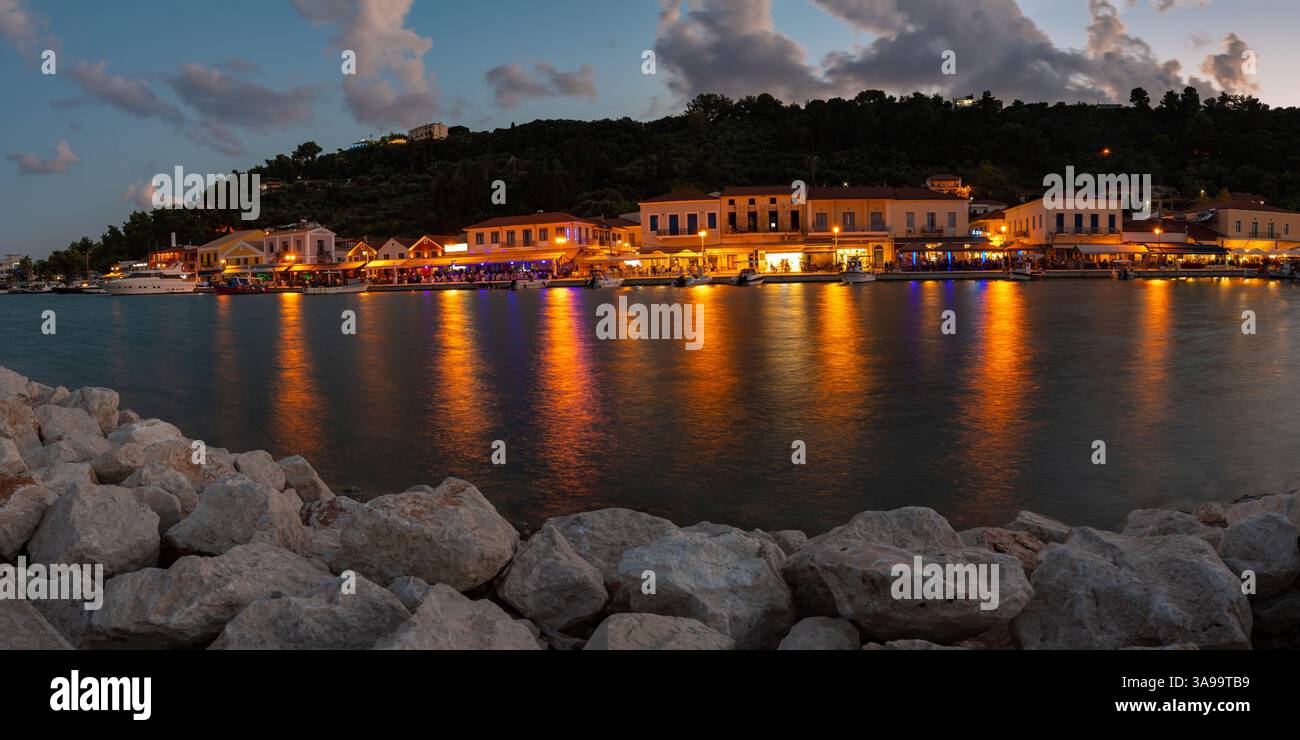 Katakolo, Grèce - 14 août 2022 : port de Katakolo la nuit Banque D'Images