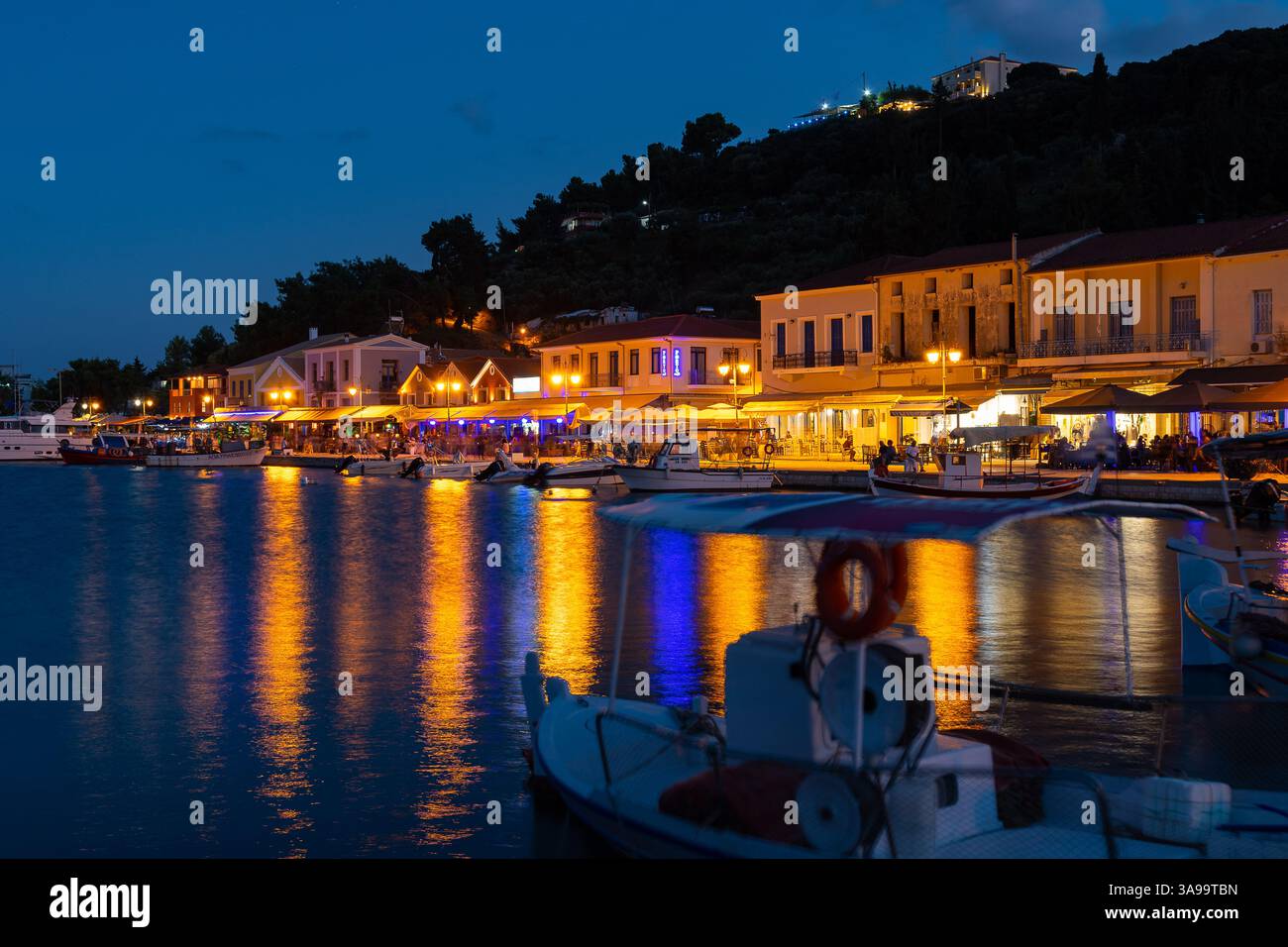 Katakolo, Grèce - 14 août 2022 : port de Katakolo la nuit Banque D'Images