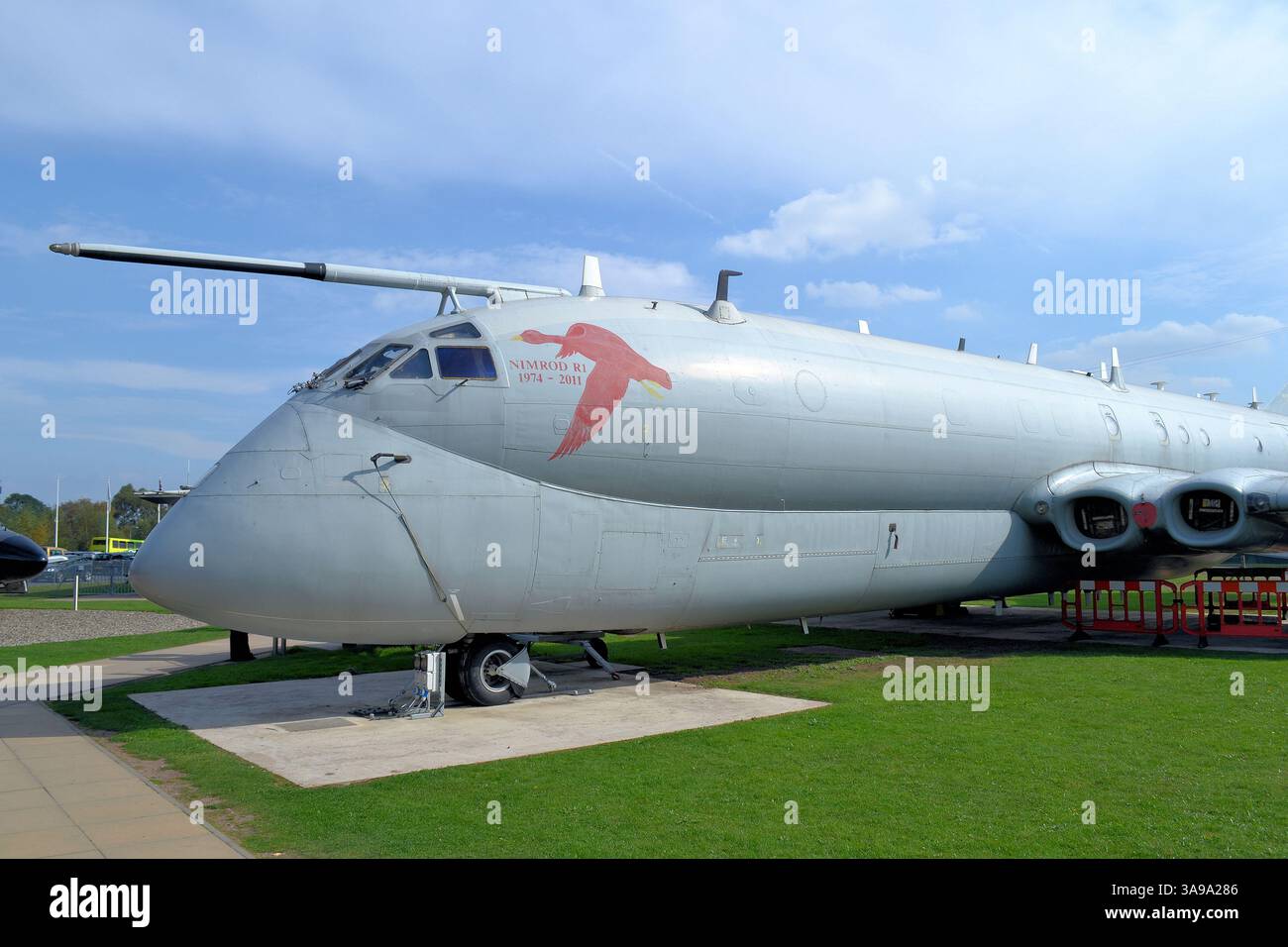 Vue du nez de Hawker Siddeley Nimrod R.1 au musée RAF, Midlands Banque D'Images