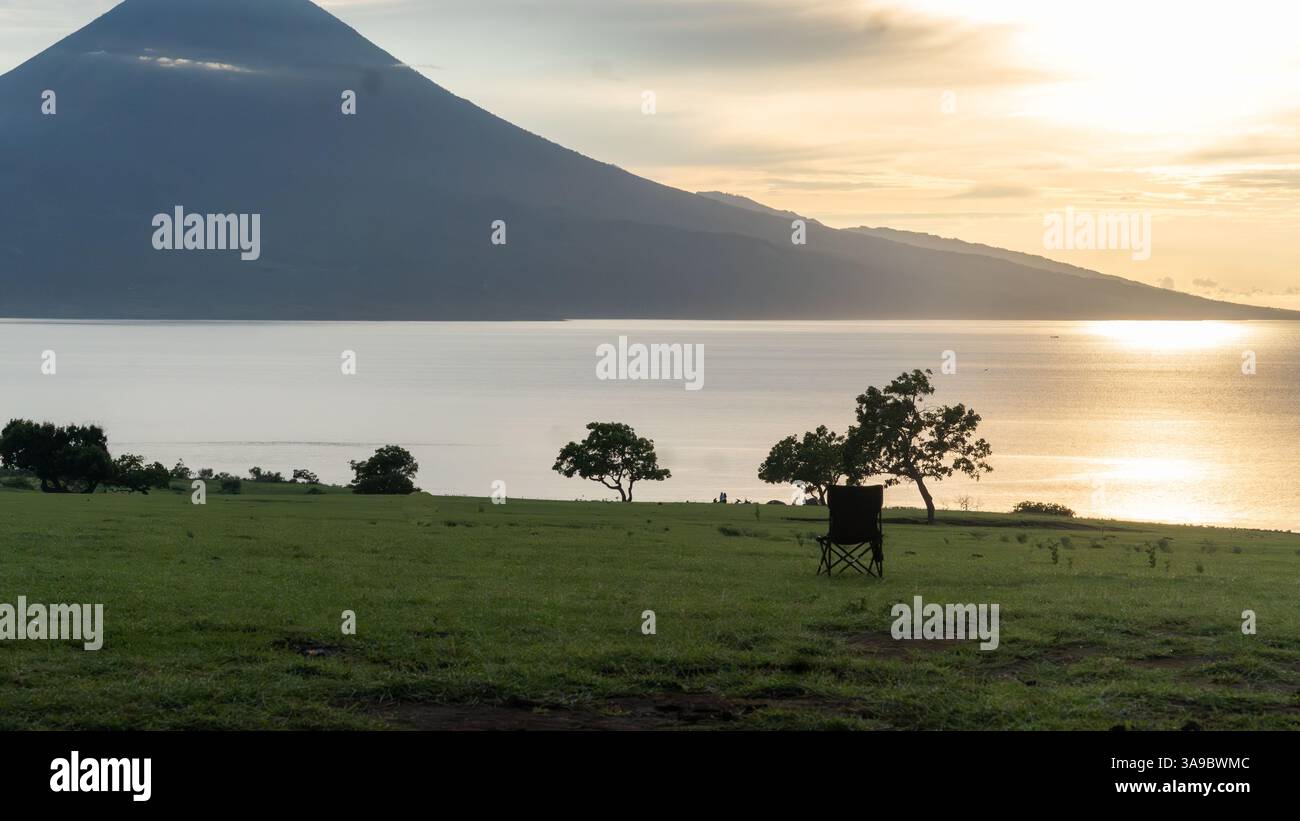 Chaise de camping dans la Savane face à l'océan et au Mont Inerie au lever du soleil Banque D'Images