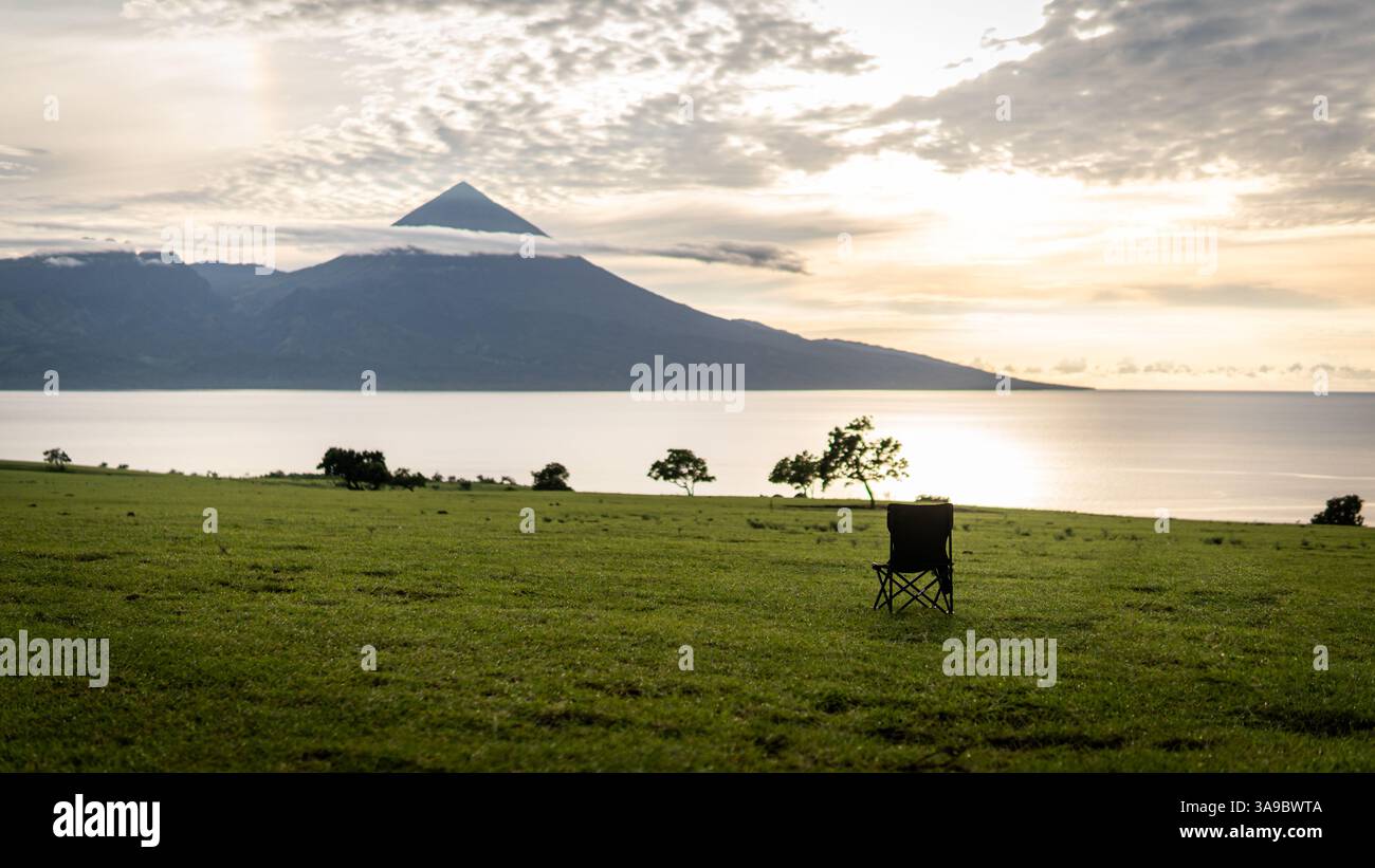 Chaise de camping dans la Savane face à l'océan et au Mont Inerie au lever du soleil Banque D'Images