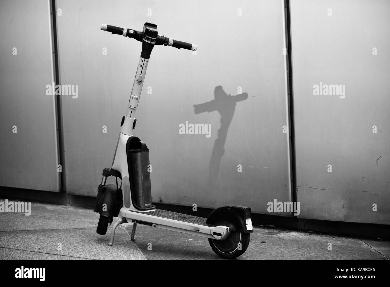 Francfort-sur-le-main, Allemagne. 29 mars 2025. Un scooter lonley en noir. PAS DE LOGOS. Banque D'Images