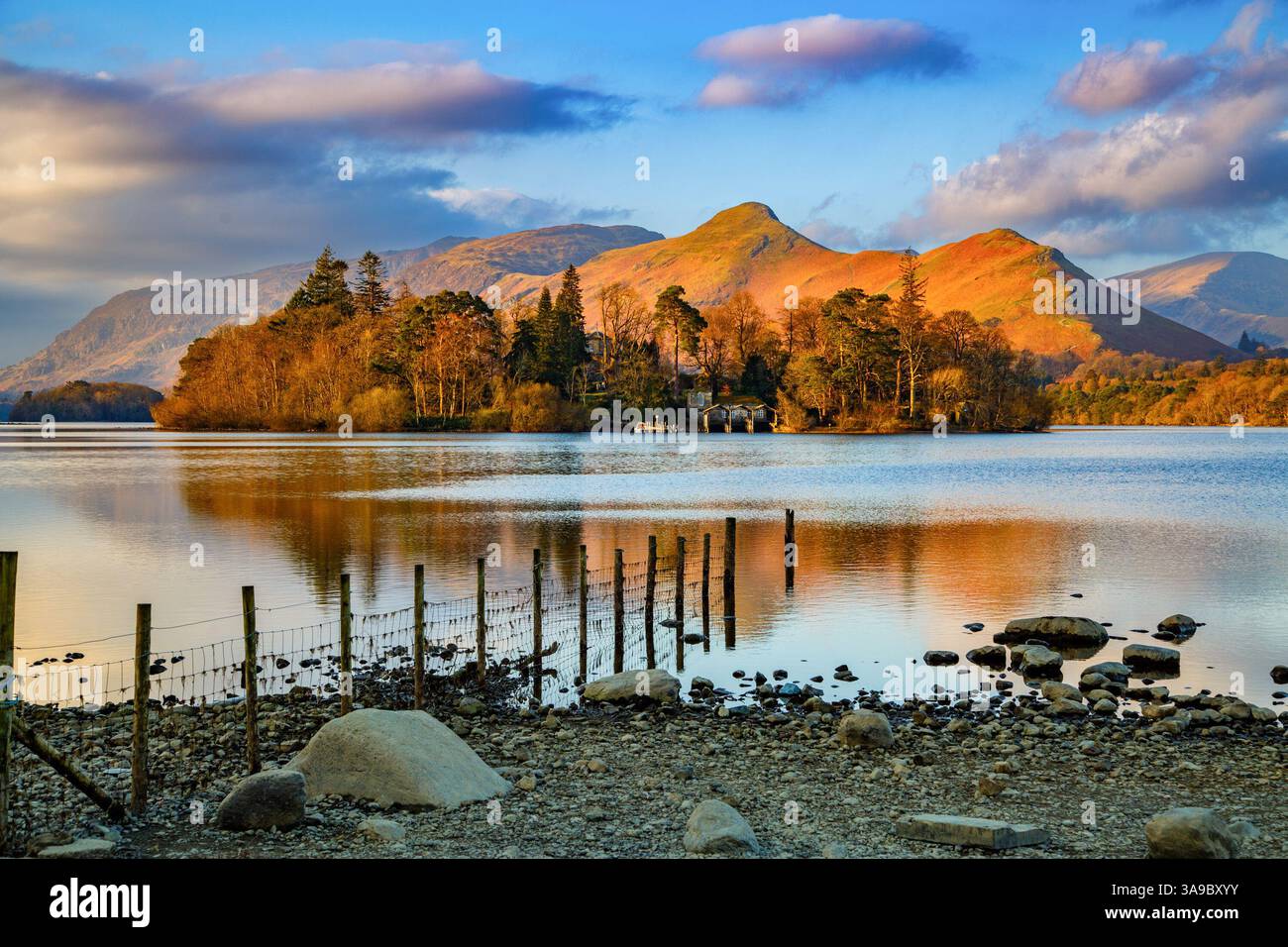 Keswick, région des lacs, Royaume-Uni. Derwentwater regardant vers Derwent Isle et Cat Bells Banque D'Images