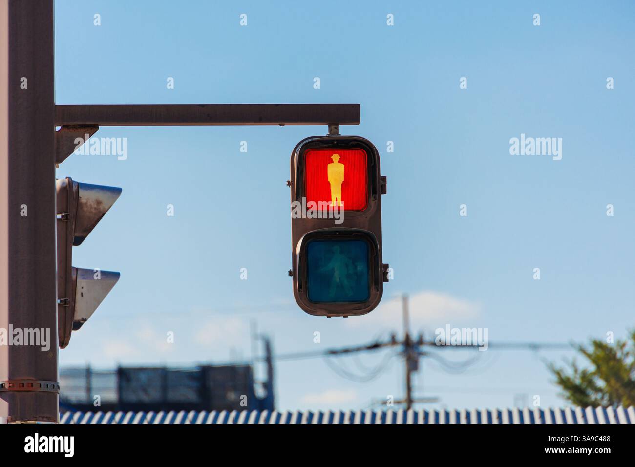 Rouge feu de circulation pour le signal piéton en attente ou arrêter de passer pas traverser la route au Japon Banque D'Images