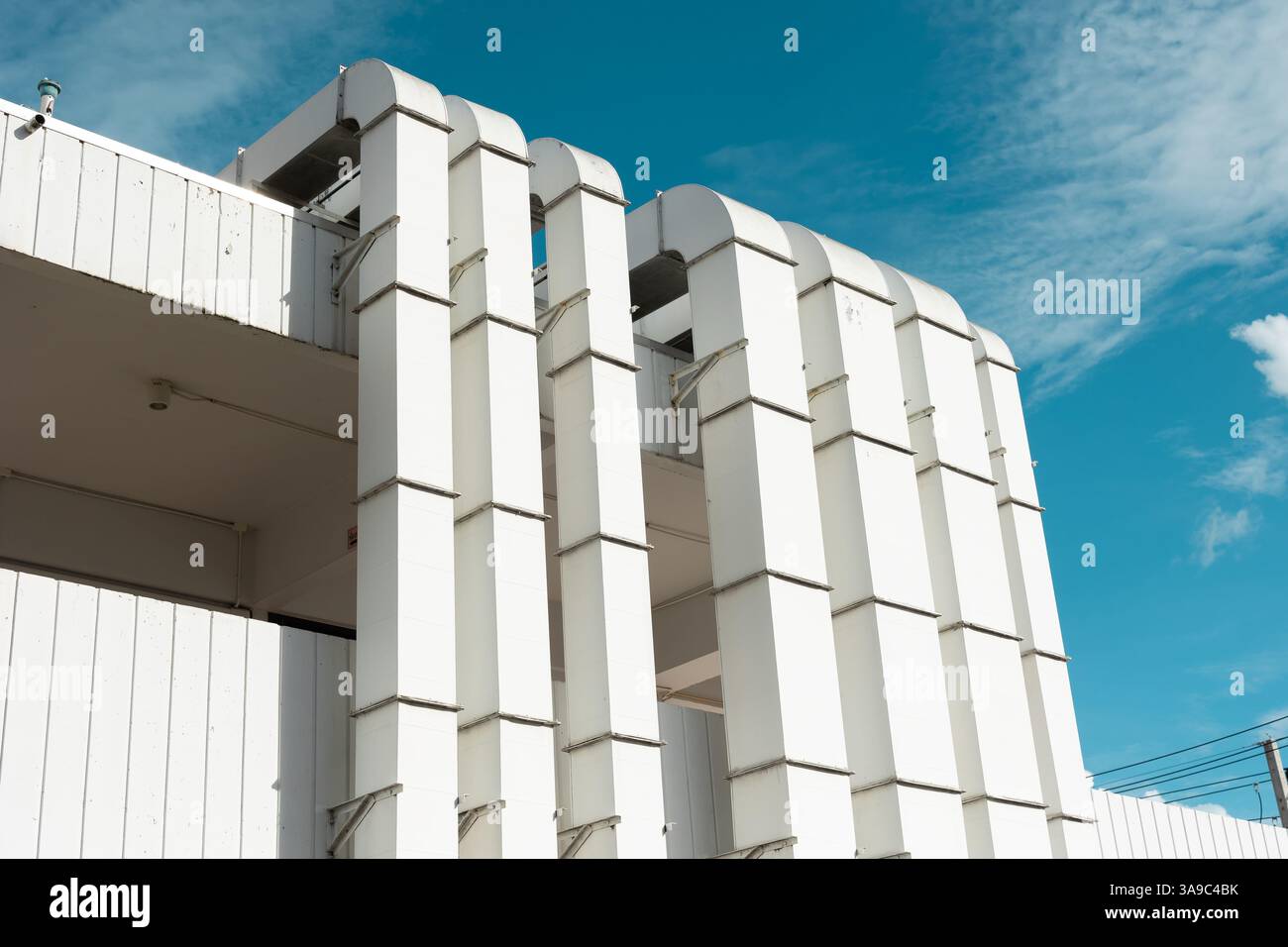 Le pipeline de ventilation d'air de bâtiment d'industrie du système de ventilateur d'odeur, modèle de ligne de tuyau d'écoulement d'air du niveau de la cuisine à l'extérieur de toit supérieur. Banque D'Images