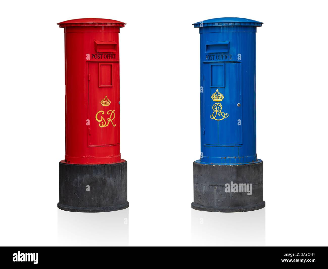 Boîte aux lettres de style traditionnel britannique Londres avec symbole royal isolé sur fond blanc rouge et bleu avec chemin de détourage Banque D'Images