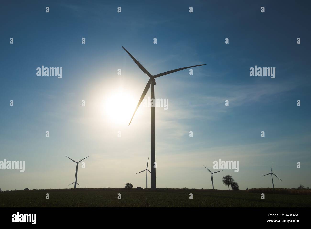 Silhouette de la turbine éolienne à la colline de montagne dans la campagne bleu ciel ensoleillé fond d'énergie éolienne extérieure Banque D'Images