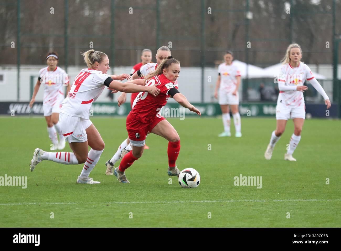 Leipzig, Allemagne. 30 mars 2025. Marleen Schimmer (14, RB Leipzig) versucht, Lisa Kolb (18, SC Freiburg) zu stoppen. Fu ?ball, Google Pixel Frauen-Bundesliga, saison 2024/ 2025, 18. Spieltag : RB Leipzig v. SC Freiburg AM 30.03.25, RB-Akademie Cottaweg. LA RÉGLEMENTATION DFB INTERDIT TOUTE UTILISATION DE PHOTOGRAPHIES COMME SÉQUENCES D'IMAGES ET/OU QUASI-VIDÉO. Crédit : dpa/Alamy Live News Banque D'Images