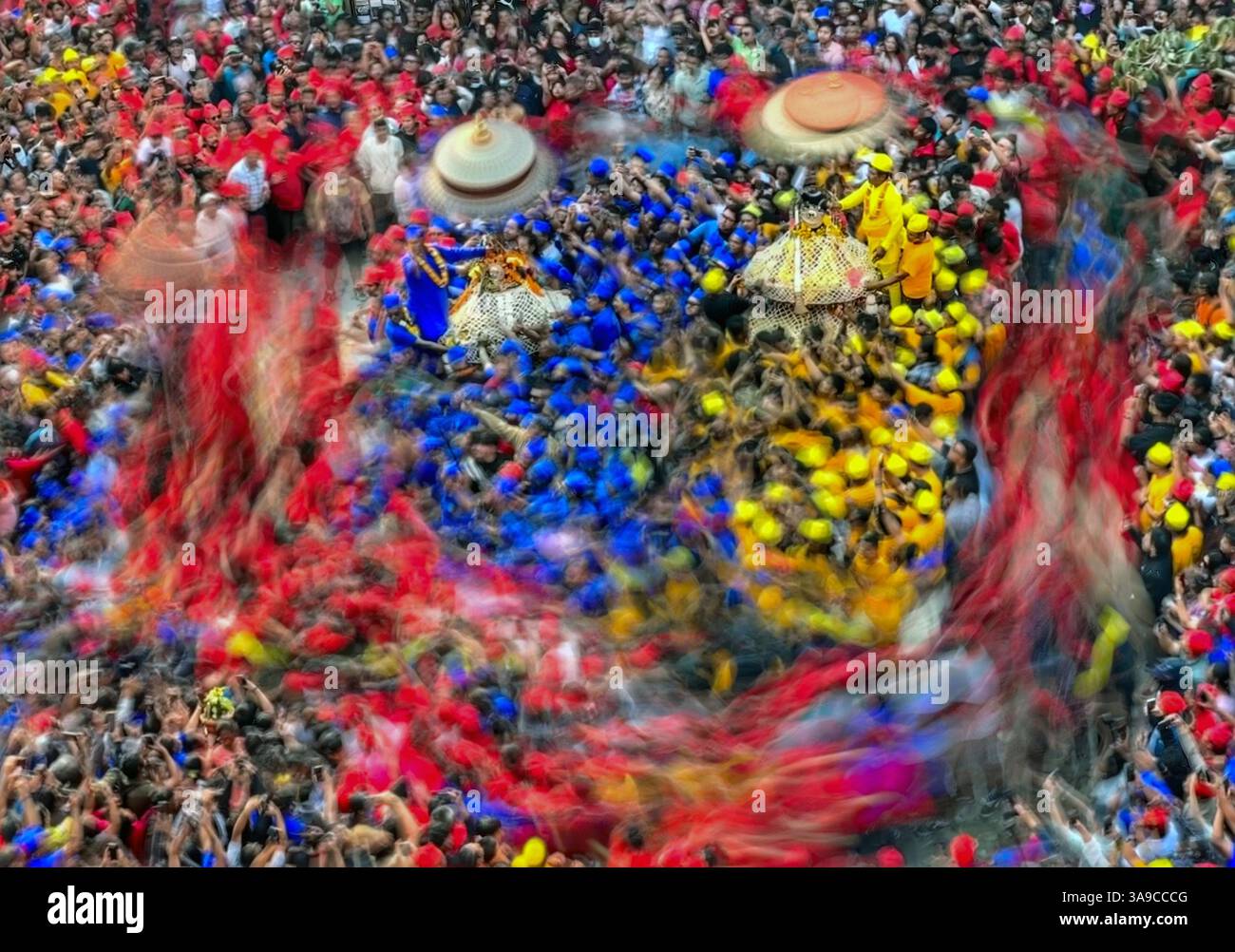 Katmandou, Népal. 30 mars 2025. Les gens de la communauté de Newari portent des chars de trois déesses Kankeshwori, Bhadrakali et Sankata portant des casquettes colorées pendant le festival des chars à Ason. Le festival est célébré chaque année par la communauté Newar un jour après Ghodejatra pour conclure le festival de trois jours 'Pahan Chahre', qui est l'un des festivals religieux du Népal célébrés avec une ferveur particulière à Katmandou. (Crédit image : © Sunil Sharma/ZUMA Press Wire) USAGE ÉDITORIAL SEULEMENT ! Non destiné à UN USAGE commercial ! Banque D'Images