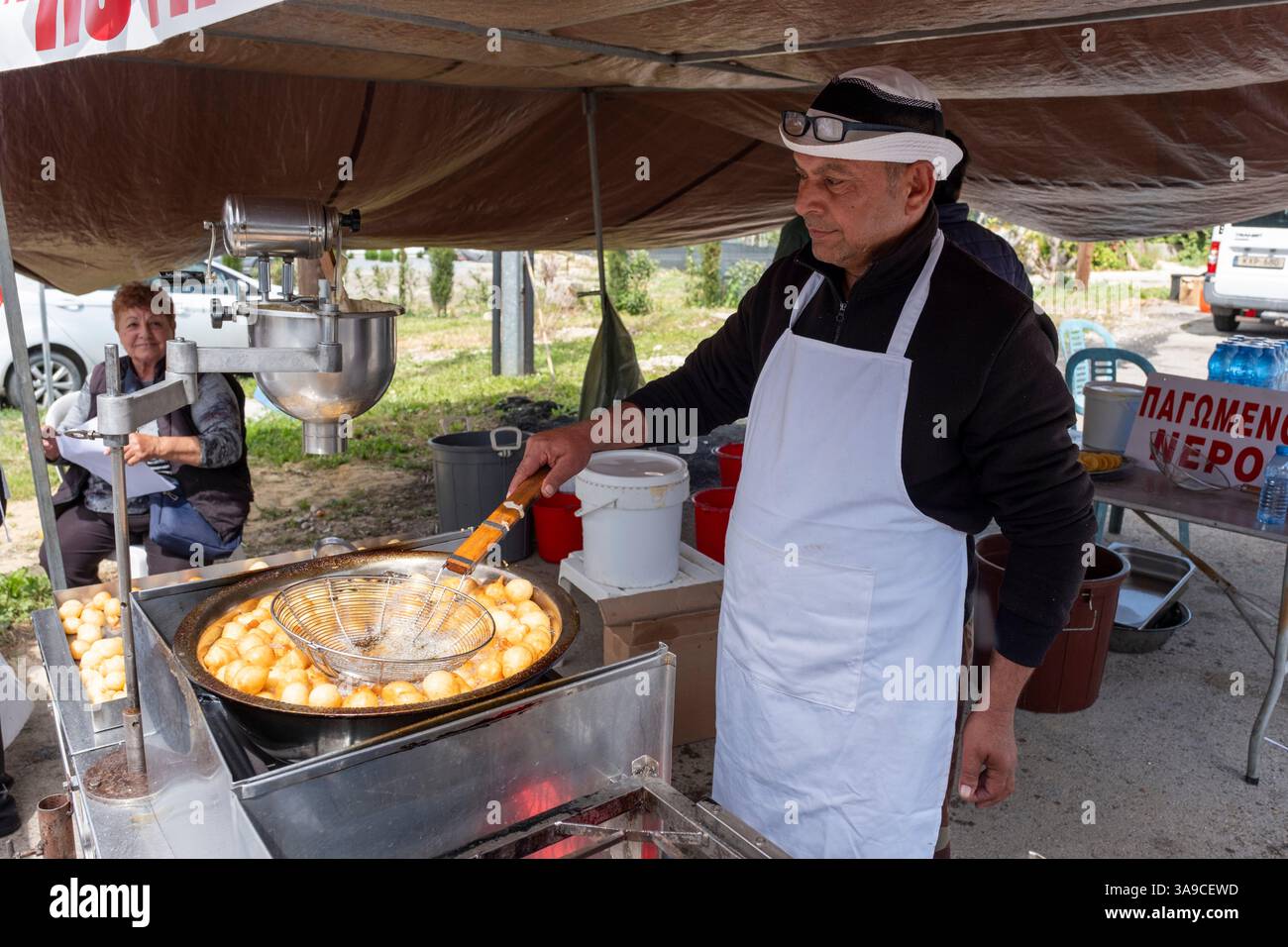 Loukoumades (beignets chypriotes) en cours de fabrication au festival des tulipes Polemi, Chypre Banque D'Images
