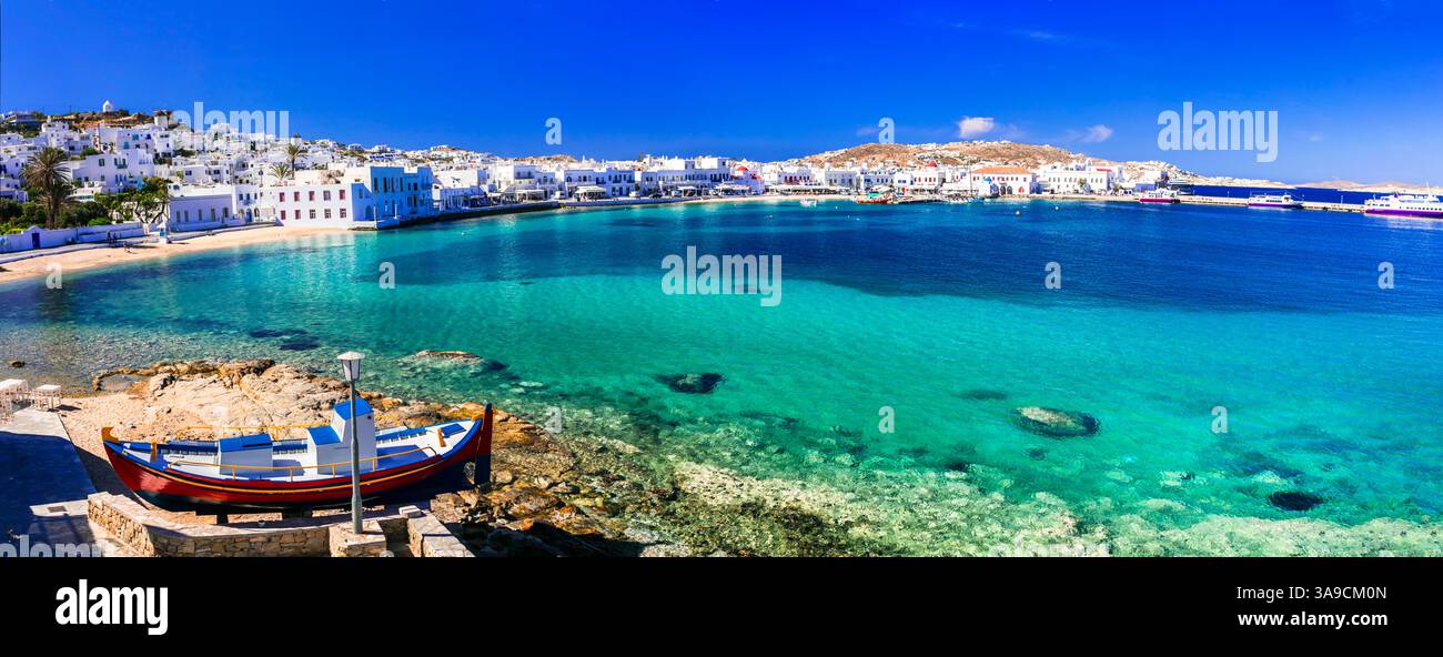 Île de Mykonos. Grèce vacances d'été. Panorama du vieux port en centre-ville avec mer turquoise et plage. Cyclades. Banque D'Images
