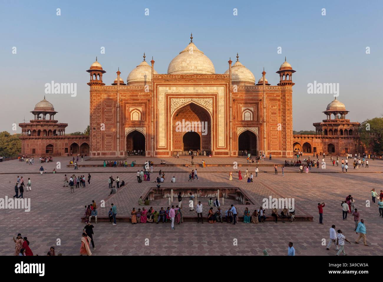 Le Mehmaan Khana, une maison d'hôtes au Taj Mahal, construit pour fournir une symétrie architecturale avec la mosquée Naqqar Khana, Agra Banque D'Images