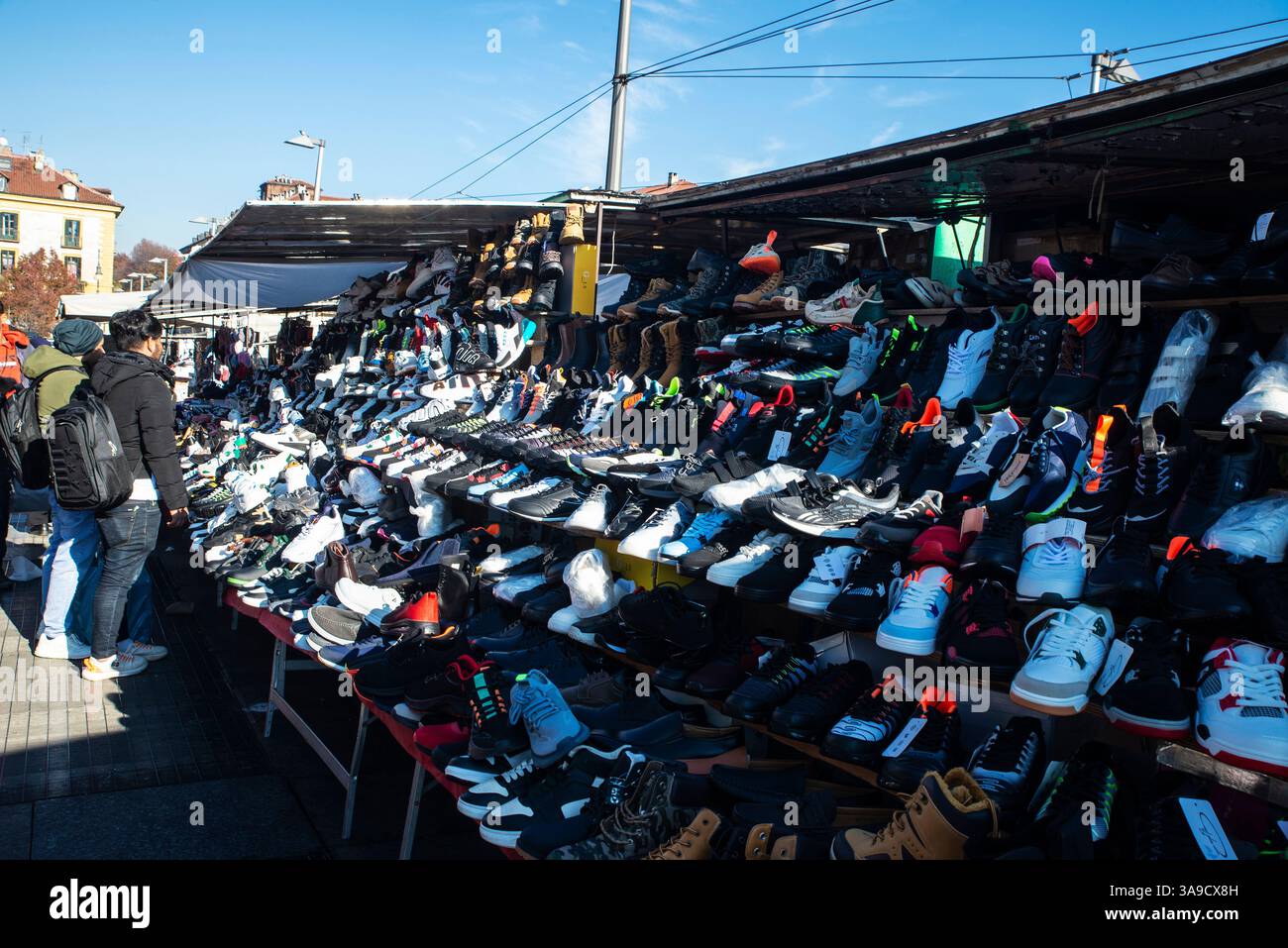 Turin, Italie - 27 novembre 2024 : magasin de chaussures et de baskets dans le marché de Porta Palazzo, marché de rue avec des gens autour de Turin ou Torino, Piémont, Italie Banque D'Images