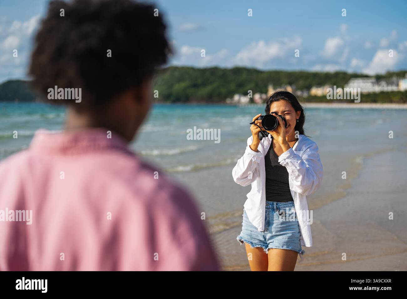 Un couple partage leurs aventures à travers des visuels époustouflants, embrassant le style de vie des influenceurs Banque D'Images