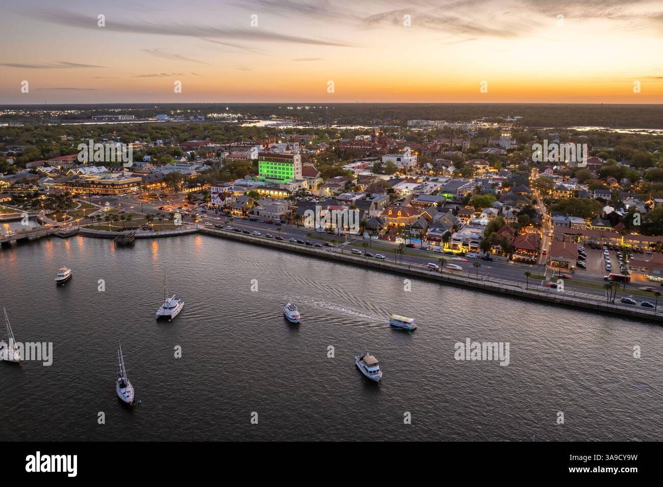 Architecture historique de la ville américaine. - Augustine, vieille ville de l'état de Floride la nuit. Rues et bâtiments vus d'en haut Banque D'Images