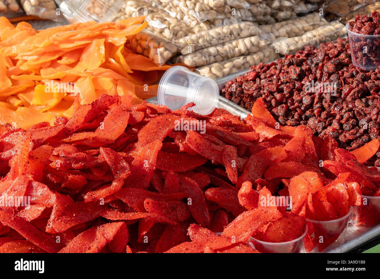 Pulparindo Candy à vendre Une friandise mexicaine sucrée et aigre tamarind saupoudrée de poudre de Chili, également des fruits marinés Chamoy et des mangues séchées, photo stock Banque D'Images
