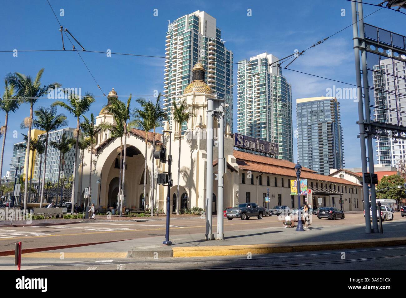 The Historic Railway train Station Santa Fe Depot à San Diego en Californie, Un arrêt sur le train Amtrak Pacific Surfliner, 15 février 2025, Stock photo Banque D'Images