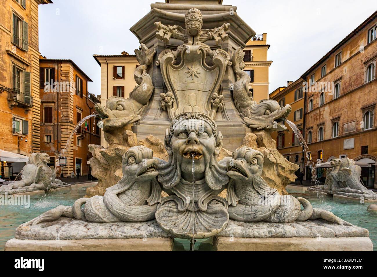 L'ancienne fontaine du Panthéon détail au cours d'une matinée tranquille. La photo a été prise le 12 février 2025 à Rome, région du Latium, Italie. Banque D'Images