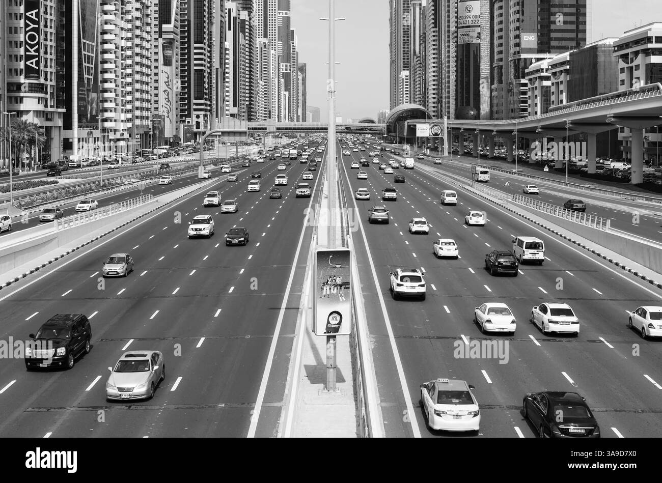 DUBAÏ FINANCIAL CENTER, Emirats ARABES UNIS-28 FÉVRIER 2016 : Shaek Zayed Road, métro et gratte-ciel modernes autour de luxe Dubaï CIT Banque D'Images