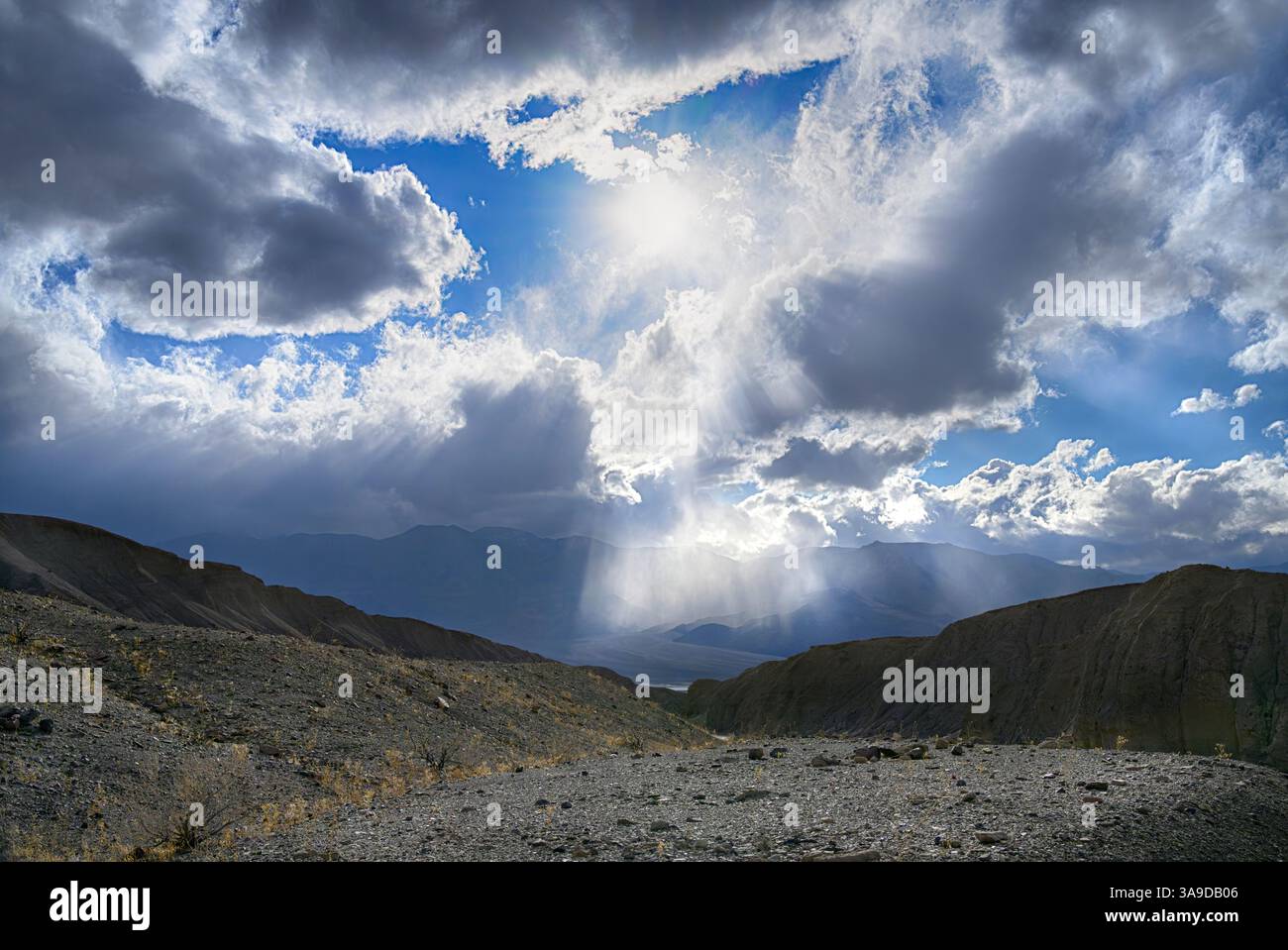 Tempête de poussière au-dessus de la vallée de la mort dans la soirée, avec des rayons crépusculaires passant à travers la poussière, parc national de la vallée de la mort, Californie, États-Unis Banque D'Images