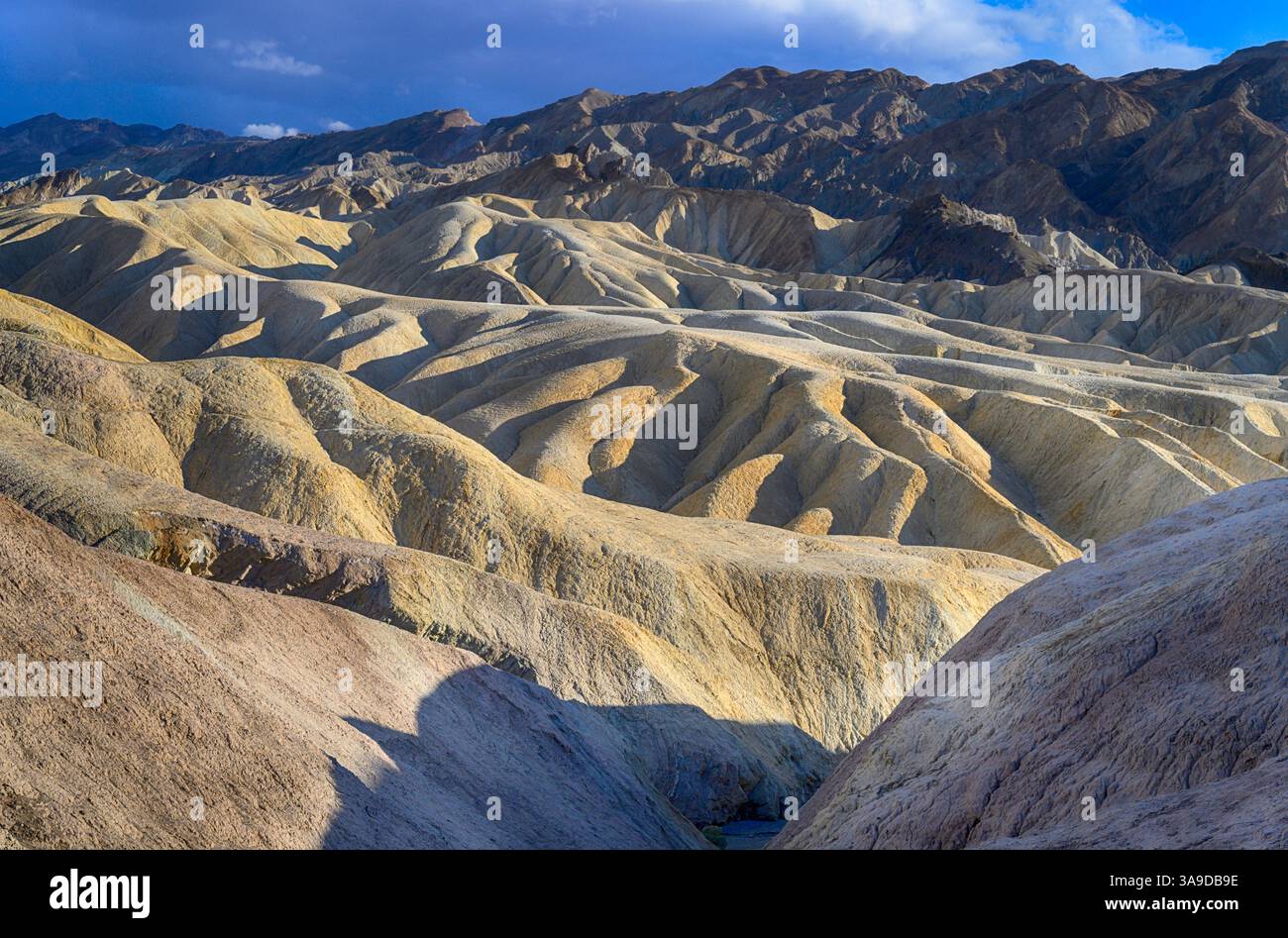 Vue en soirée sur les montagnes à Zabriskie point, parc national de la Vallée de la mort, Californie, États-Unis Banque D'Images