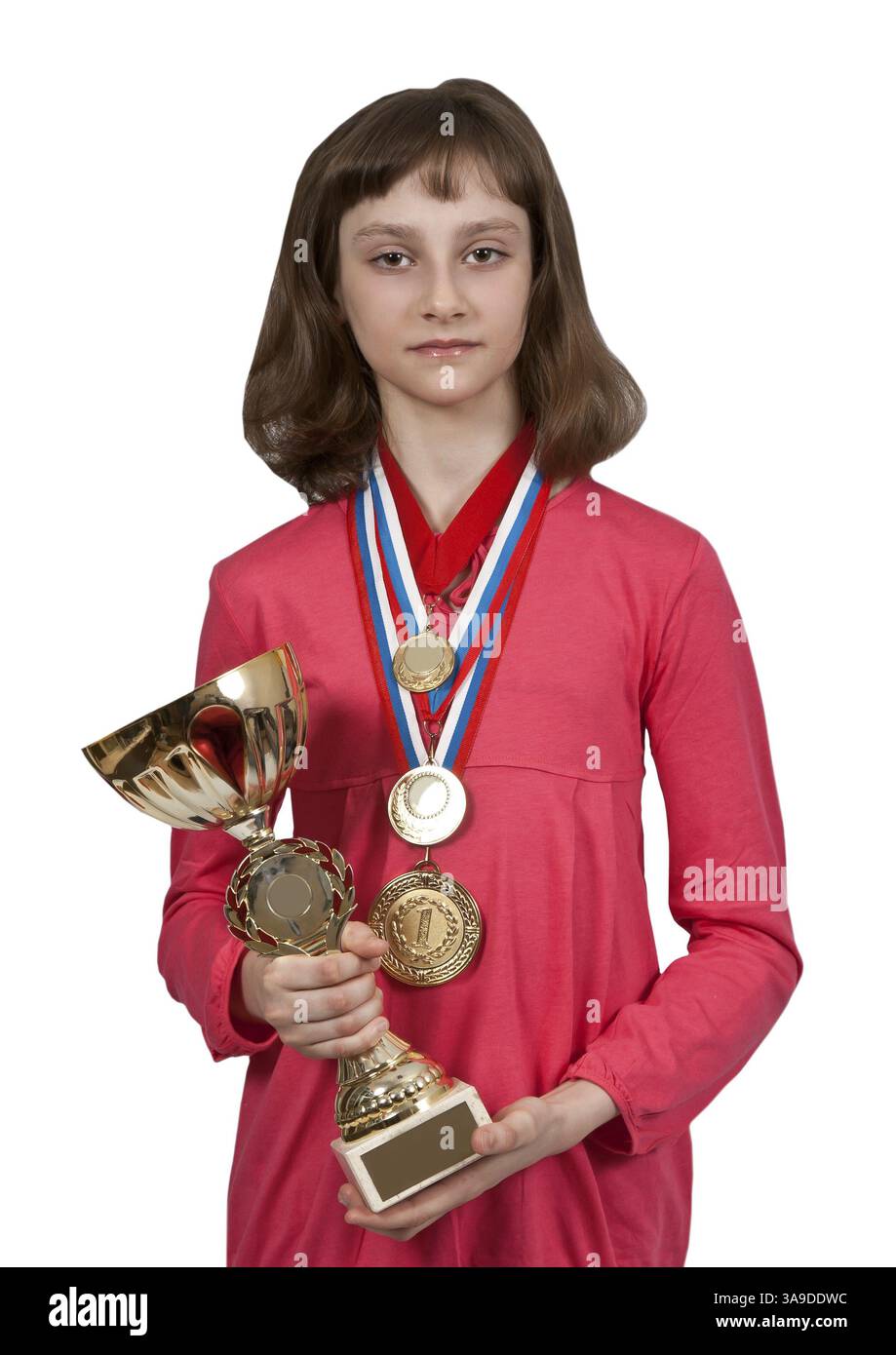 Fille avec médailles d'or et une tasse sur fond bleu Banque D'Images