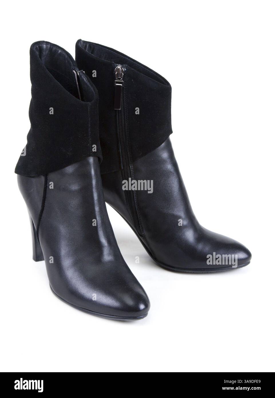 Féminin noir bottes en cuir avec insertion en daim sur fond blanc Banque D'Images