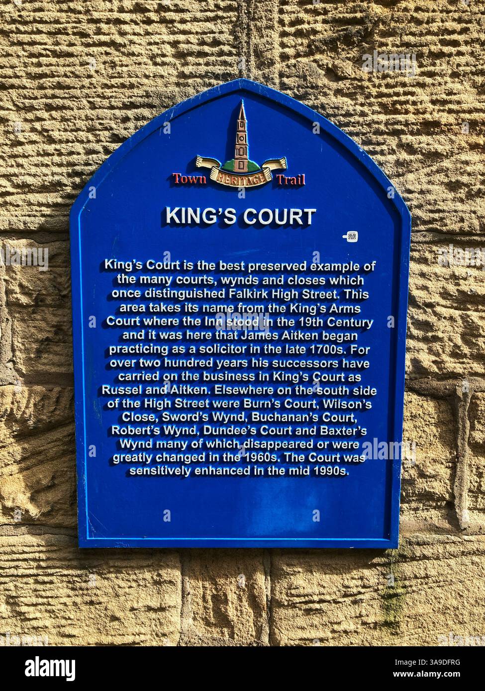 Plaque bleue avec des informations publiques sur King's court, partie du sentier du patrimoine de la ville de Falkirk, Falkirk Écosse - Image de stock capturée avec un smartphone