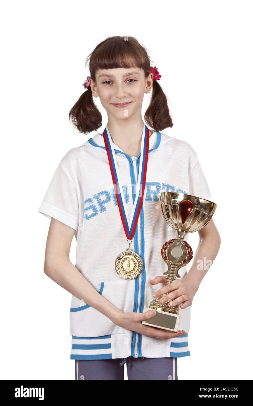 Fille avec une médaille et une coupe d'or sur fond blanc Banque D'Images