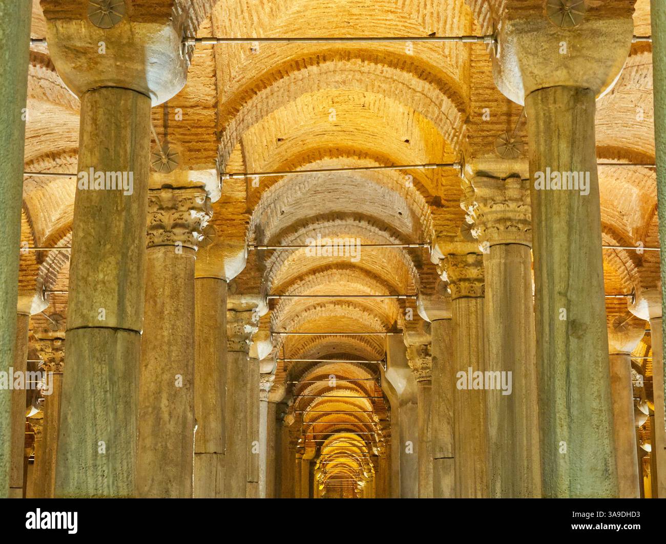 Istanbul, Turquie - 2 mai 2024 : vue intérieure de la citerne Basilique à Istanbul, montrant des rangées de colonnes et des plafonds voûtés Banque D'Images