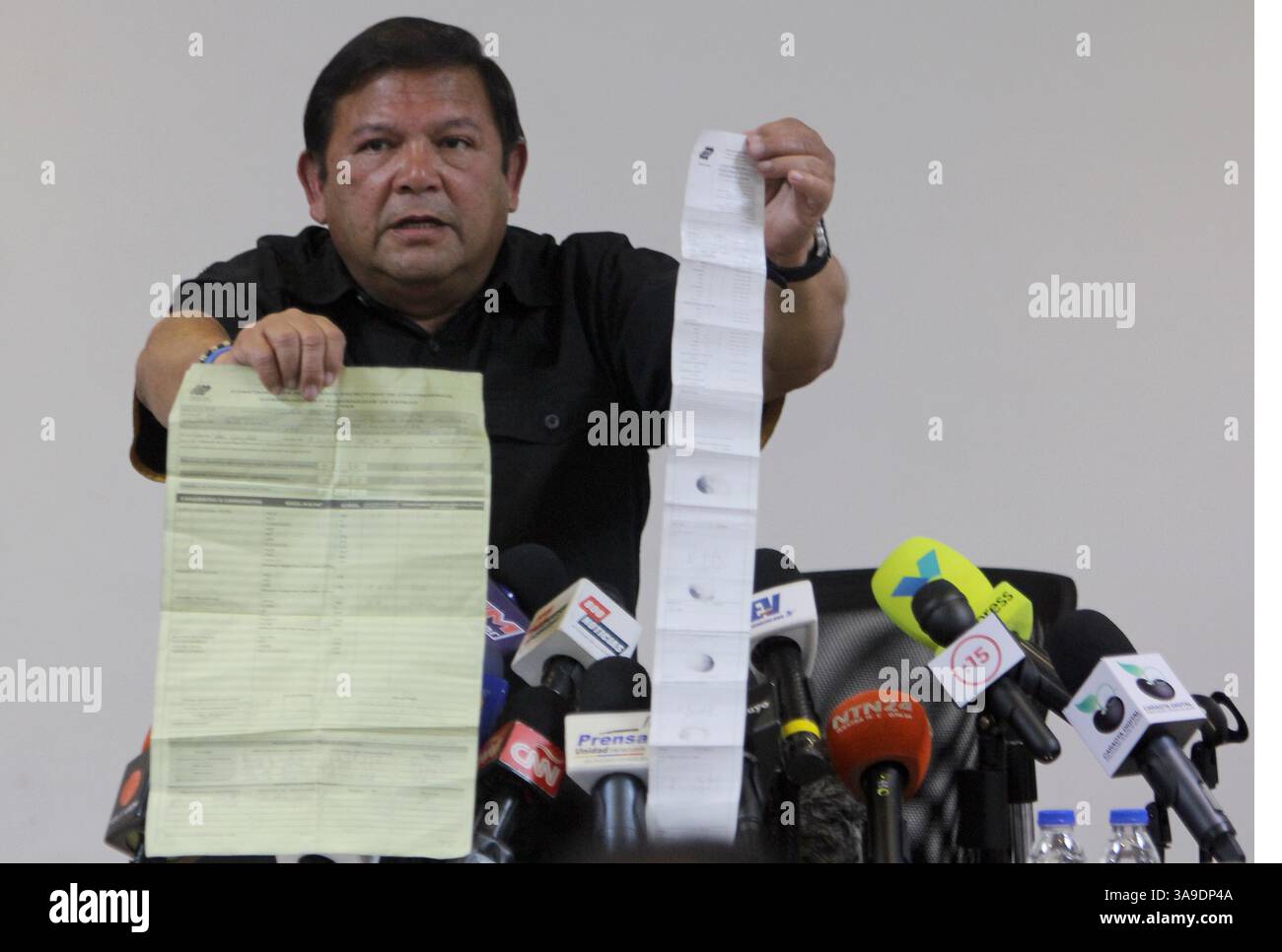 20 octobre 2017 - Caracas, DISTRITO CAPITALE, Venezuela - AndrÃÂ©s VelÃÂsquez, candidato a la GobernaciÃÂ³n del estado BolÃÂ­var, durante una rueda de prensa el viernes 20 de octubre de 2017 muestra pruebas donde supuestamente se cometiÃÂ³ fraude en su contra por parte del Consejo Nacional Electoral en las elecciones regionales del 15 de octubre (crédit image : © El Nacional/GDA via ZUMA Wire) Banque D'Images