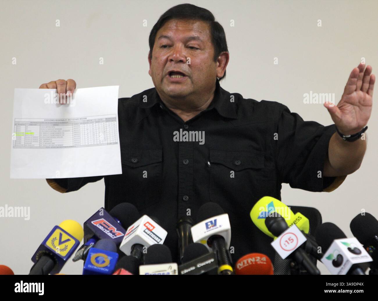 20 octobre 2017 - Caracas, DISTRITO CAPITALE, Venezuela - AndrÃÂ©s VelÃÂsquez, candidato a la GobernaciÃÂ³n del estado BolÃÂ­var, durante una rueda de prensa el viernes 20 de octubre de 2017 muestra pruebas donde supuestamente se cometiÃÂ³ fraude en su contra por parte del Consejo Nacional Electoral en las elecciones regionales del 15 de octubre (crédit image : © El Nacional/GDA via ZUMA Wire) Banque D'Images