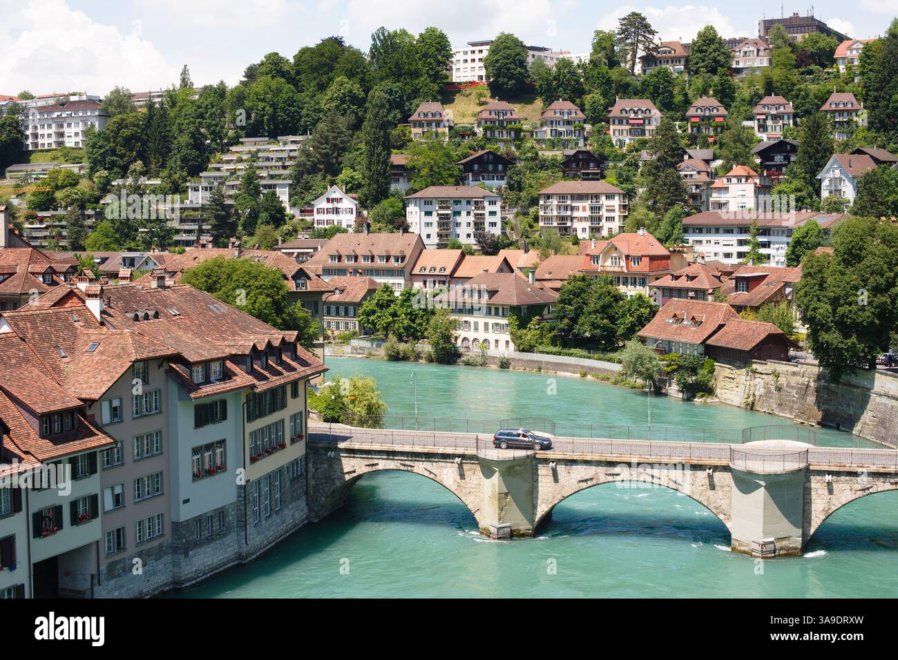 Vue générale dans la ville de Berne, Suisse, y compris le Untertorbrücke au-dessus de l'Aar. Banque D'Images