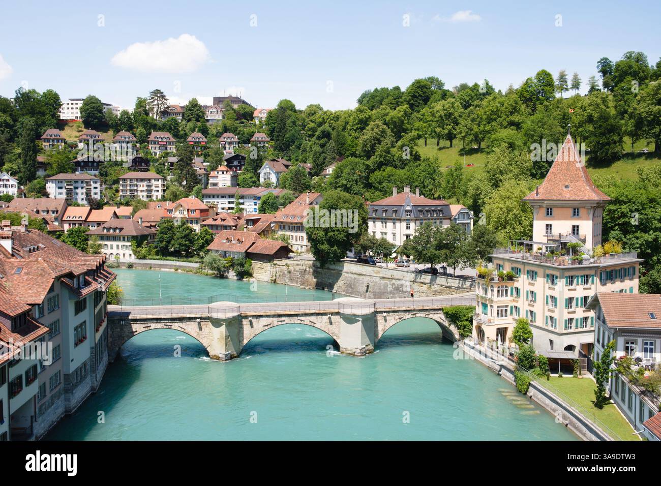 Vue générale dans la ville de Berne, Suisse, y compris le Untertorbrücke au-dessus de l'Aar. Banque D'Images