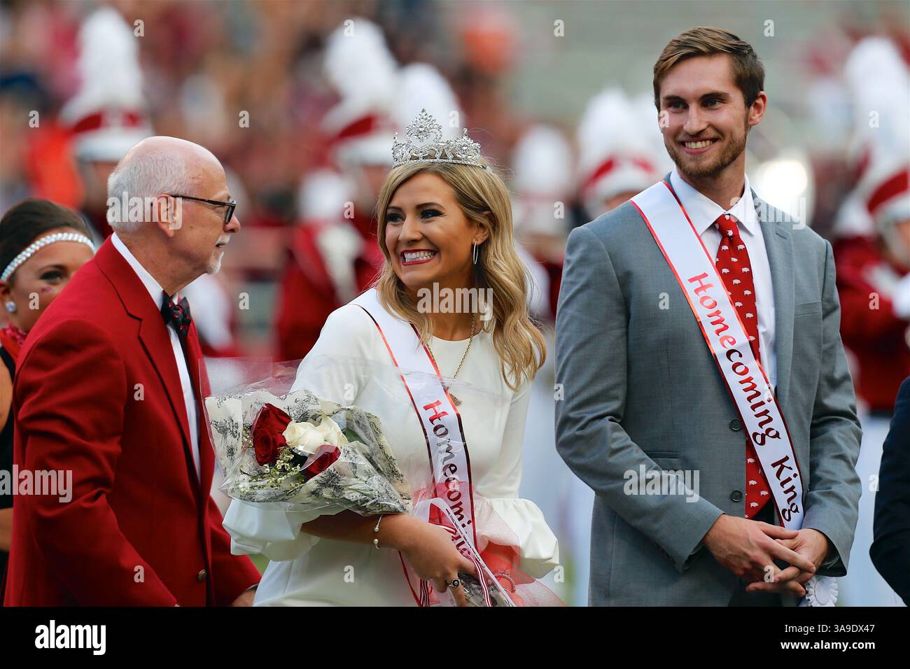 4 novembre 2017 : Arkansas Homecoming la reine beau Broyles est couronnée par le chancelier Joseph Steinmetz. Les Arkansas Razorbacks ont battu les Coastal Carolina Chanticleers 39-38 au Donald W. Reynolds Stadium de Fayetteville, AR, Richey Miller/CSM(crédit image : &copy ; Richey Miller/CSM via ZUMA Wire) Banque D'Images