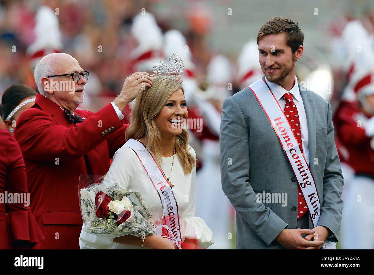 4 novembre 2017 : Arkansas Homecoming la reine beau Broyles est couronnée par le chancelier Joseph Steinmetz. Les Arkansas Razorbacks ont battu les Coastal Carolina Chanticleers 39-38 au Donald W. Reynolds Stadium de Fayetteville, AR, Richey Miller/CSM(crédit image : &copy ; Richey Miller/CSM via ZUMA Wire) Banque D'Images