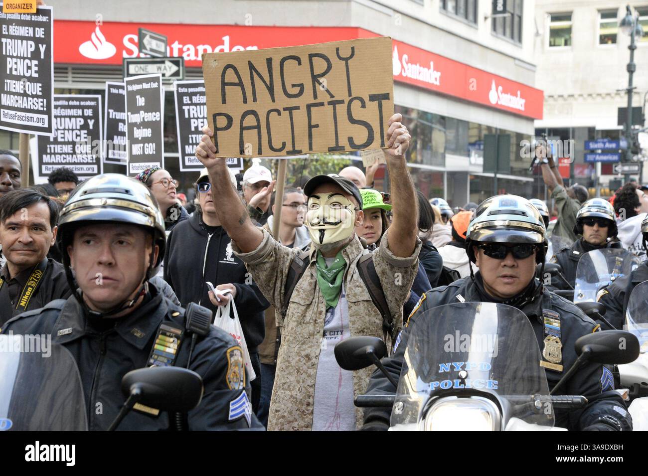4 novembre 2017 - Manhattan, NY, États-Unis - des centaines de personnes ont défilé dans un rassemblement contre la présidence Trump, de Times Square à Washington Square Park, le samedi 4 novembre 2017, à New York. (Crédit image : © Jefferson Siegel/TNS via ZUMA Wire) Banque D'Images
