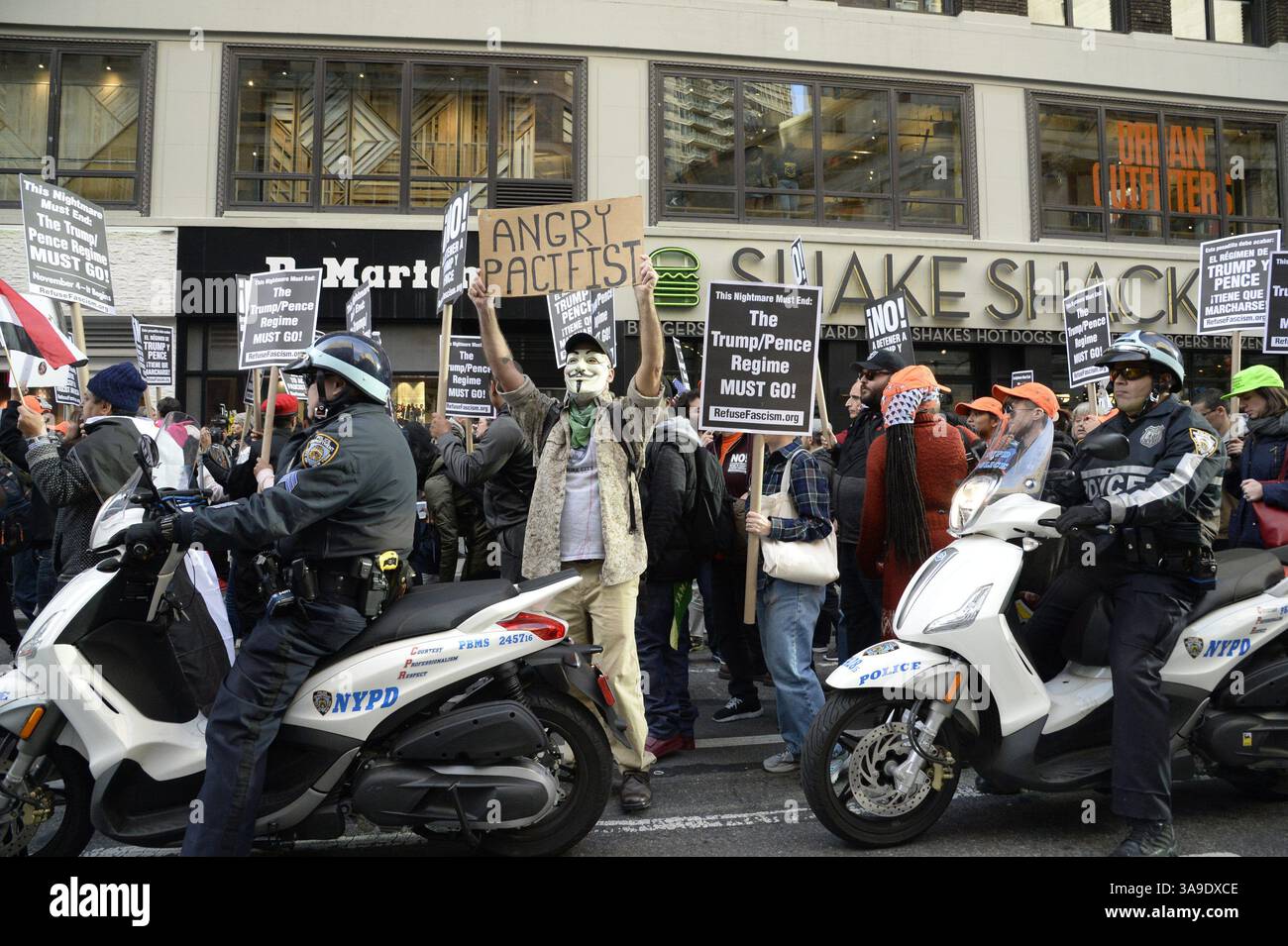 4 novembre 2017 - Manhattan, NY, États-Unis - des centaines de personnes ont défilé dans un rassemblement contre la présidence Trump, de Times Square à Washington Square Park, le samedi 4 novembre 2017, à New York. (Crédit image : © Jefferson Siegel/TNS via ZUMA Wire) Banque D'Images