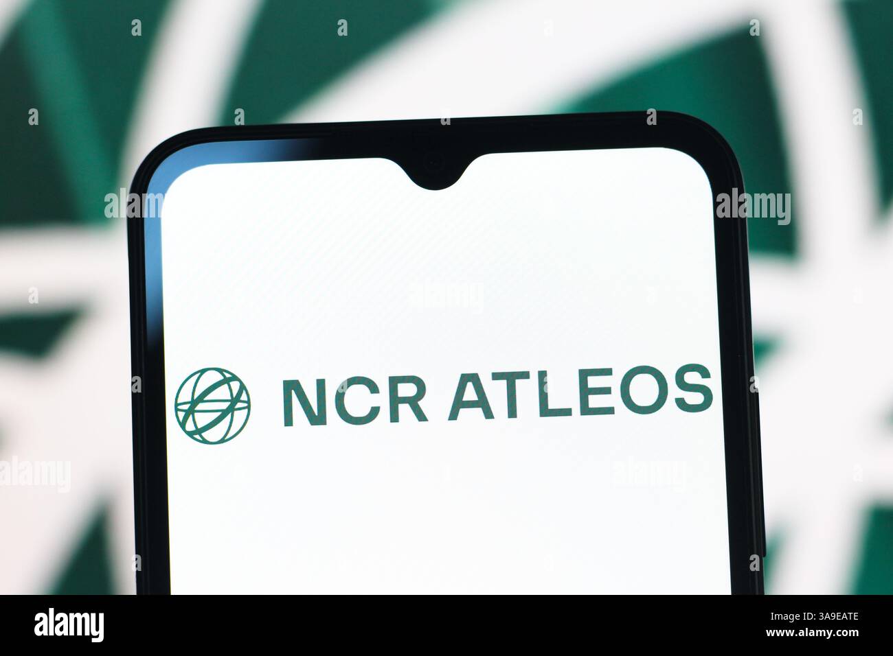 Dans cette illustration photo, le logo NCR Atleos Corporation est affiché sur l'écran d'un smartphone. Banque D'Images