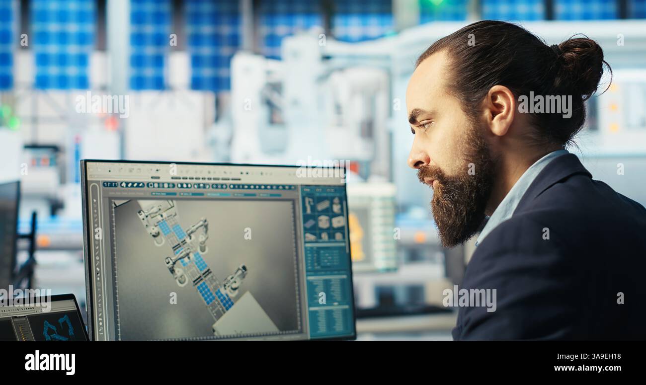 Le technicien d'usine photovoltaïque ajuste les paramètres du système sur l'ordinateur portable pour maximiser la production d'énergie des cellules solaires. Homme utilisant un ordinateur portable optimisant l'approvisionnement en énergie dans l'usine de fabrication de panneaux solaires, caméra B. Banque D'Images