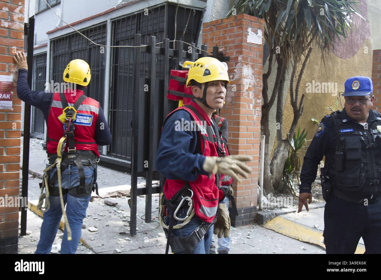 19 septembre 2017 - Ciudad de Mexico, Mexique, MEXIQUE - Mexico le 19 septembre 2017. Un tremblement de terre de magnitude 7,1 s'est produit à Mexico, avec l'épicentre dans l'état de Morelos, a causé des dommages et s'est effondré de plusieurs bâtiments. Les sauveteurs de la défense civile recherchent des survivants. (Crédit image : © Prensa Internacional via ZUMA Wire) Banque D'Images