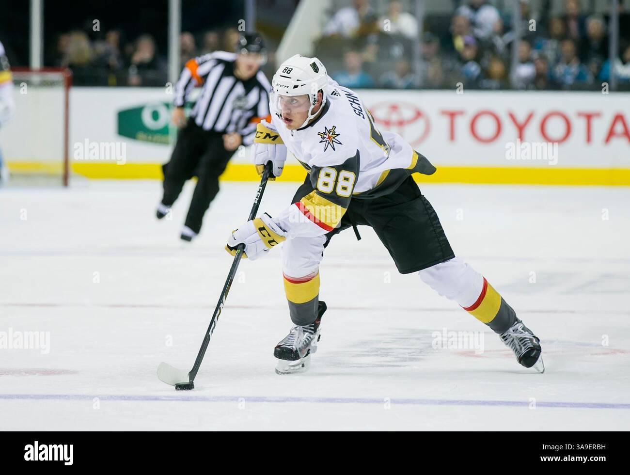 21 septembre 2017 : le défenseur des Golden Knights de Vegas Nate Schmidt (88 ans) en action lors du match de hockey dans la LNH entre les Golden Knights de Vegas et les Sharks de San Jose au SAP Center de San Jose, EN CALIFORNIE. Les Sharks mènent les Golden Knights 4-0 à la fin de la deuxième période. Damon Tarver/Cal Sport Media(image de crédit : © ; Damon Tarver/CSM via ZUMA Wire) Banque D'Images