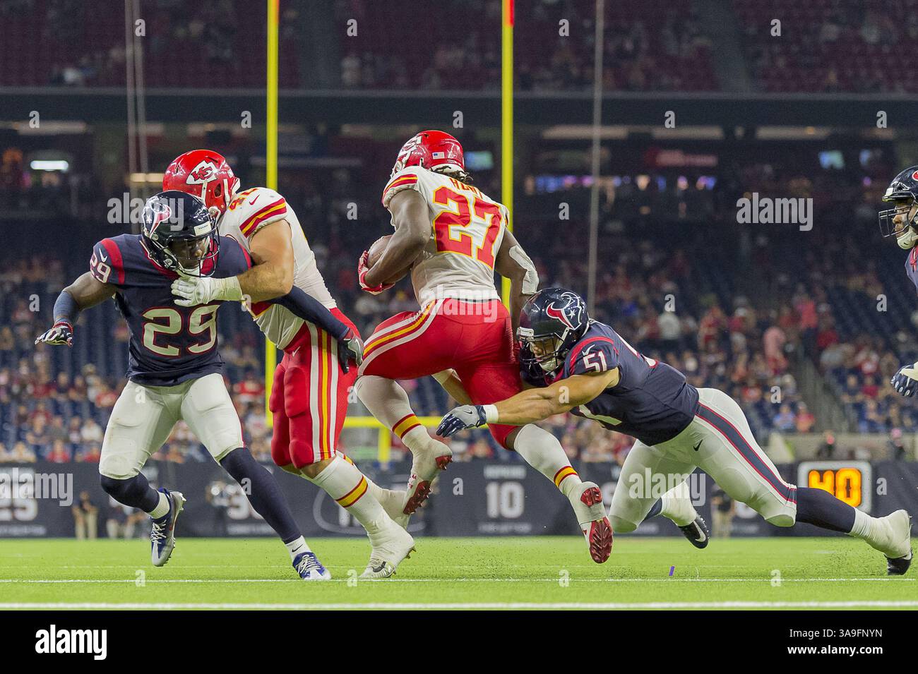 8 octobre 2017 - Houston, Texas, États-Unis - 8 octobre 2017 - Houston, Texas États-Unis - le linebacker des Houston Texans Dylan Cole (51) s'attaque aux Kansas City Chiefs en courant Kareem Hunt (27) au 4e quart-temps lors du match de saison régulière de la NFL entre les Houston Texans et les Kansas City Chiefs au NRG Stadium de Houston, Texas. Maria Lysaker/ZUMA Wire Service (crédit image : © Maria Lysaker via ZUMA Wire) Banque D'Images